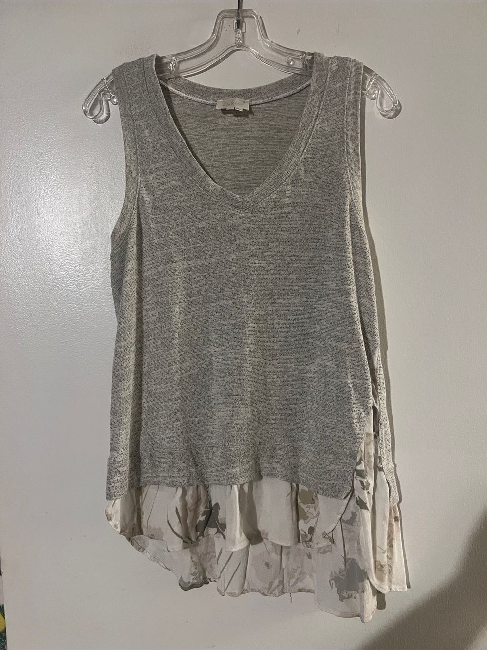 Deletta sleeveless v-neck sweater with ruffle hem